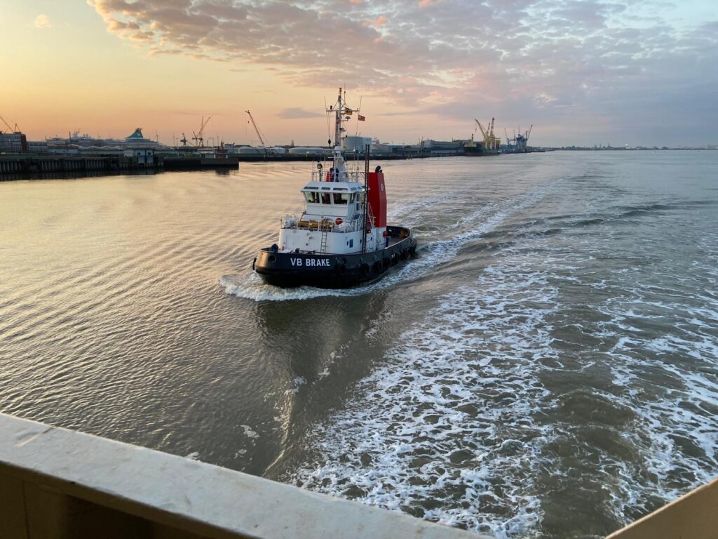 Schlepper „VB Brake“ bei Sonnenuntergang im Hafen.