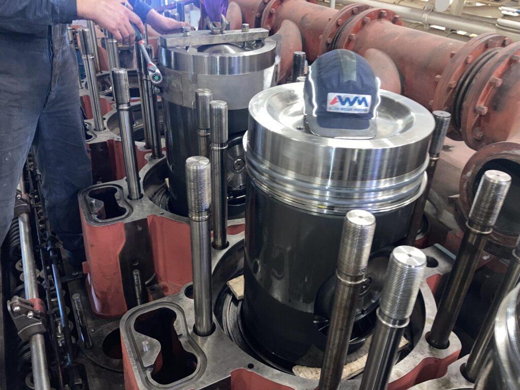 Montage von Kolben in einem großen Schiffsmotor.