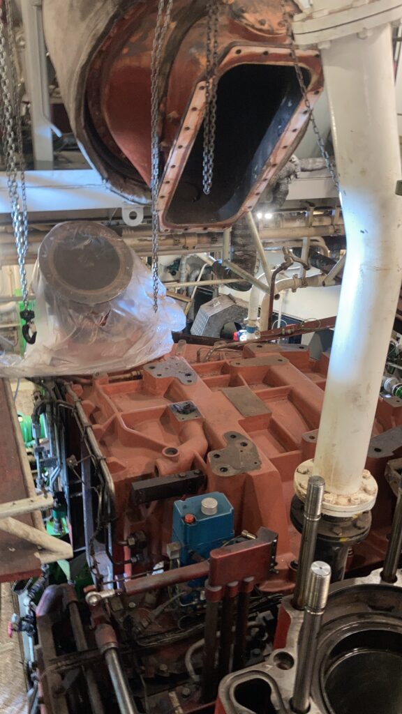 Geöffneter Schiffsmotor im Maschinenraum zur Wartung.