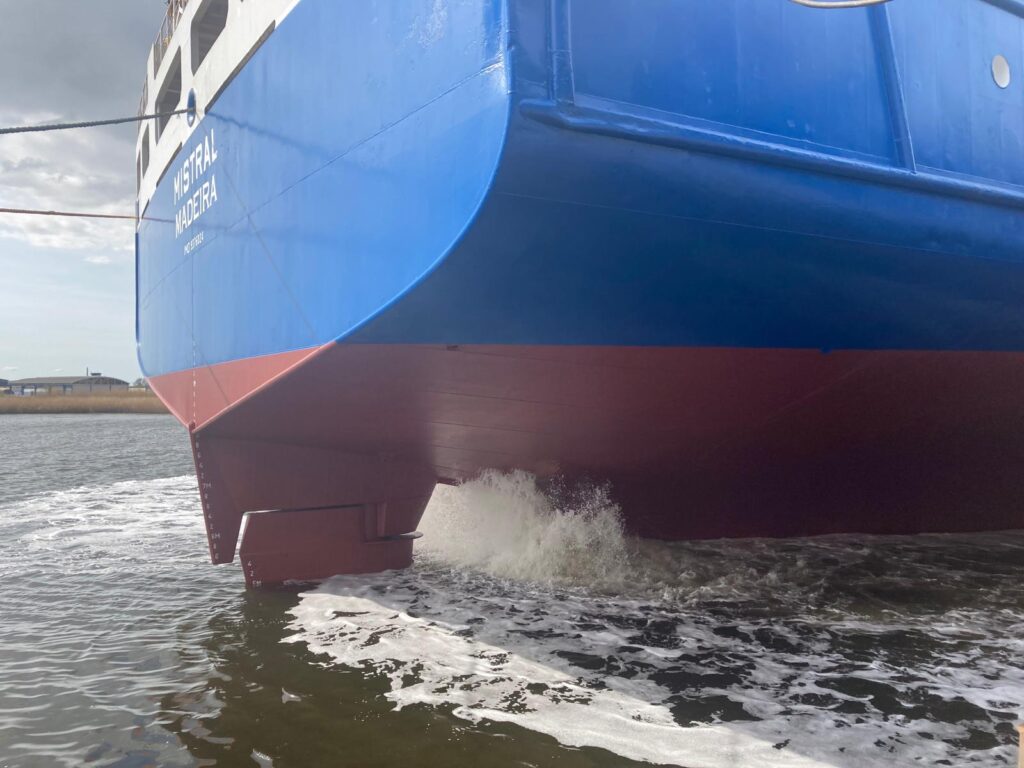 Heck eines fahrenden Schiffs im Wasser.