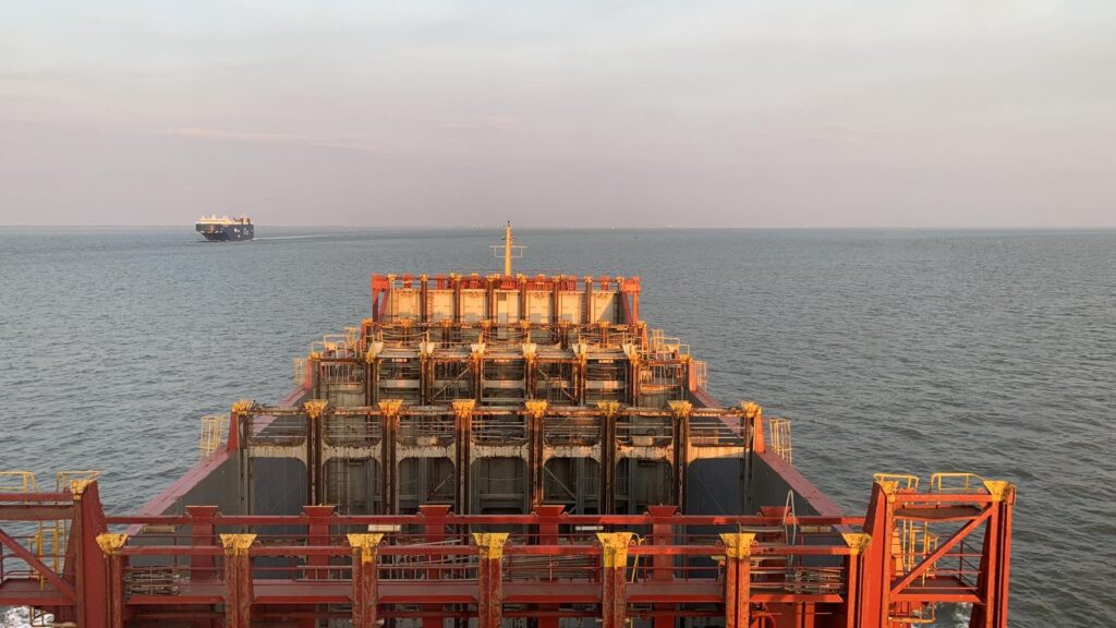 Frachtschiff mit leerem Deck auf See.