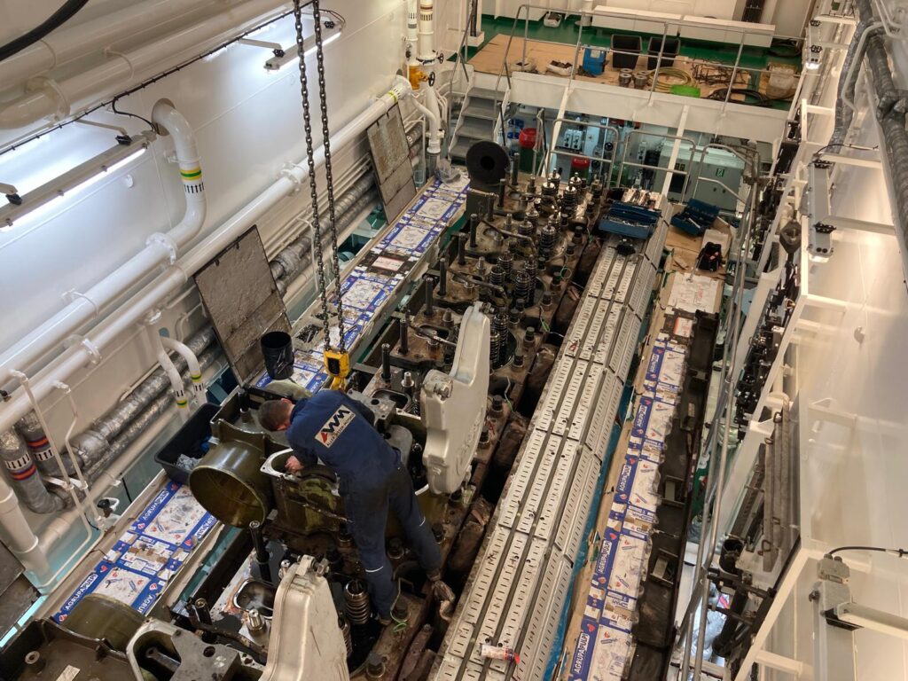 Wartung eines Schiffsdieselmotors im Maschinenraum