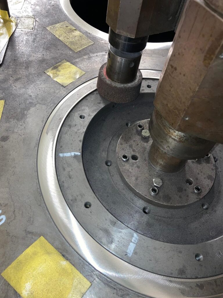 Planschleifen von großem Schiffsbauteil