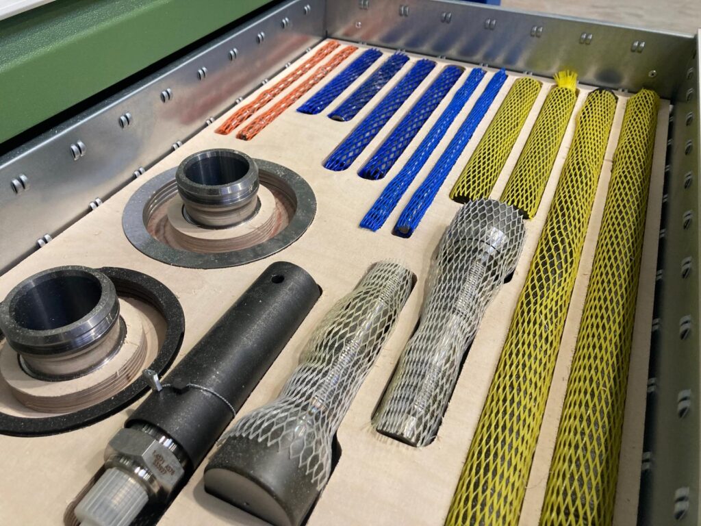 Ersatzteilelager mit verschiedenen Farben und Aufsätzen.