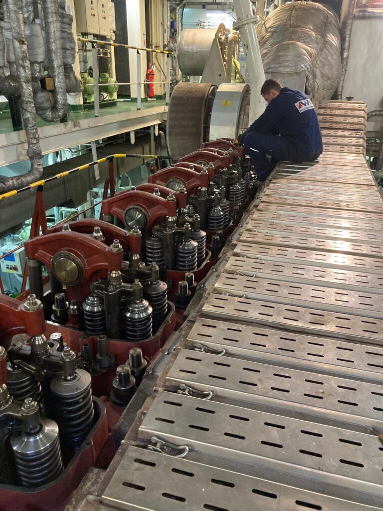 Wartung von Zylinderköpfen eines Schiffsmotors.