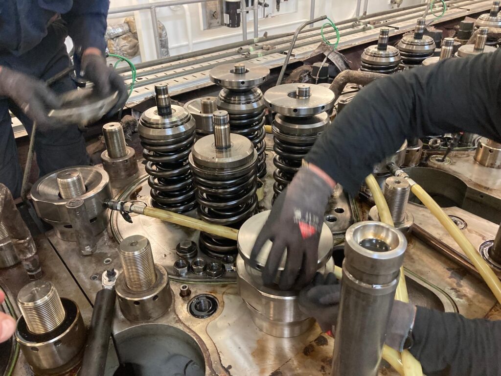 Montagearbeiten an Ventilfedern im Schiffsmotor.